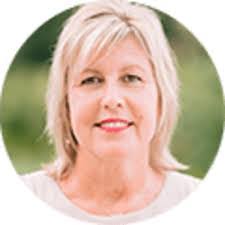 Elizabeth Dunphy's Instagram, Twitter & Facebook