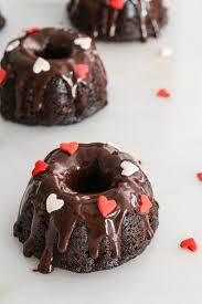 This is the perfect cake for chocolate lovers; Valentine S Day Tablesetting With Mini Chocolate Bundt Cakes Recipe Mini Cakes Chocolate Bundt Cake Mini Bundt Cakes