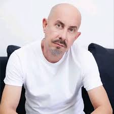 Hoy está cumpliendo años el querido actor y humorista cubano Carlos  Gonzalvo. Muchísimas felicidades para él. ❤️ #acubaoficial