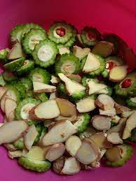 Campurkan jus peria katak dengan madu. Jadikan Peria Amalan Tradisi Dalam Keluarga Untuk Jaga Kesihatan Kekal Awet Muda Keluarga