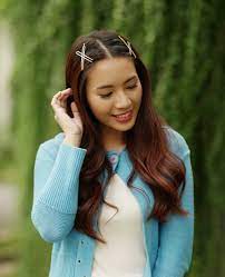 Pearl hair clips look so elegant and classy and worn like this add instant glamour and an extra boost of personality to this hairstyle. Hair Clip Looks 25 Trendy Hairstyles To Try In 2021 All Things Hair Ph