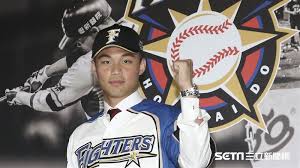 側田（英語： justin lo ，1976年7月1日 － ），原名羅定偉 ，側田是justin的譯音，身高5英尺4英寸（163厘米） ，香港 歌手、作曲人、填詞人、歌曲及唱片監製，美籍華人，生於美國 紐約。 é€™å·§åˆå¤ªçŽ„äº† çŽ‹æŸèž å³å¿µåº­é€£å…©æ¬¡åŒæ—¥é–‹è½Ÿ é‹å‹• ä¸‰ç«‹æ–°èžç¶²setn Com