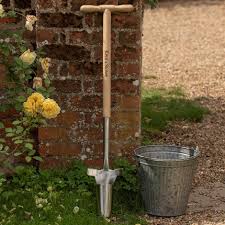 Because not all bulbs flower at the same time, some gardeners layer their spring and summer bulbs as they plant them. 7 Best Bulb Planters Of 2020 Bulb Planting Tools