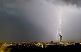 Am mittwochfrüh habe der für wien relevante pegelstand bei korneuburg 6,12 meter betragen und sinke seither leicht. Unwetter 40 000 Blitze In Einer Stunde Uber Wien Kosmo