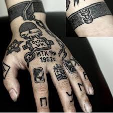 Tatuagem Masculina Na Mao Dicas E Inspiracoes Para Tattoo Andorinhaoldschool Dicas In 13 Dovmeleri Dovme Fikirleri Parmak Dovmeleri