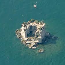 Located in the bay of poets, la spezia italy, the scola tower is 42 meters high at sea. Fortress On The Sea Torre Scola In La Spezia Italy Virtual Globetrotting