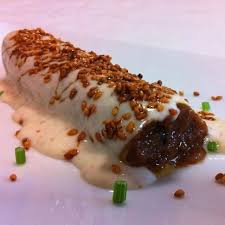 Canelon De Meloso De Buey Manitas De Cerdo Y Foie Banado En Bechamel Y Con Cobertura De Sesamo Garrapinado Recetas Para Fiestas Manitas De Cerdo Comida