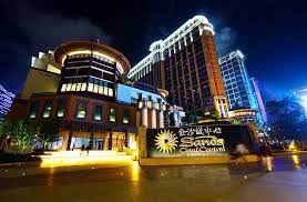 5 星級的澳門喜來登大酒店聳立於路氹金光大道上，設有 3 座室外泳池和 24 小時健身中心，並提供紓壓的 spa 課程。此環保飯店設有 7 處餐飲場所，距離澳門國際機場僅 5 分鐘車程，並提供不同路線的接駁服務。所有區域均可使用免費 wifi。 寬敞的客房均可俯瞰泳池、城市或路氹金光大道的景致. æ¾³é–€å–œä¾†ç™»é‡'æ²™åŸŽä¸­å¿ƒé…'åº— Hopetripæ—…éŠç¶²
