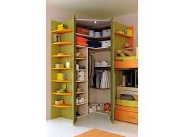 Un armadio angolo ikea potrebbe costituire una soluzione ottimale per risolvere il problema della scelta dell'armadio coadiuvando l'estetica con la la soluzione definita invece cabina armadio, prevede l'utilizzo di cassettiere chiuse, che possono essere anche mobili. Cabina Armadio Angolare Foto Design Mag