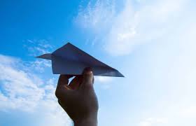Red Bull Paper Wings. Le concours du meilleur avion en papier à Toulouse
