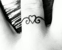 Tatouage Doigt Bague Avec Coeur Tatouage Alliance Tatouage Doigt Tatouages D Orteil