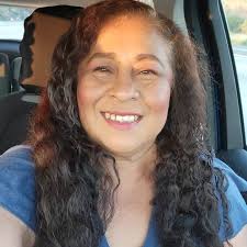 Ya se :c su maquillaje fue terrible y el peinado también :c