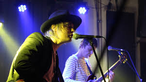 Pete doherty affair with amy winehouse. Pete Doherty Gedenkt Amy Winehouse Mit Tribute Song Flags Of The Old Regime Musikexpress