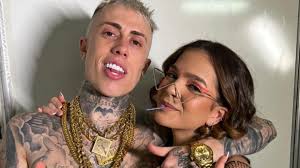MC Daniel canta 'off pro amor, casado com Mel Maia' e fãs