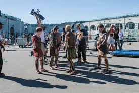 Fall Out Boy Hold Me Tight Or Don T перевод Have You Seen The Centuries Video From Fall Out Boy Yet Catch Behind The Scene Photos Here Fall Out Boy Boy Bands Boys