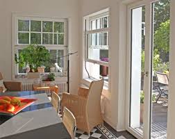 Landlicher Charme Klassische Weisse Balkontur Mit Passenden Schiebefenstern Mit Sprossen Alles Aus Holz Sorpetaler Fenster Schiebefenster Wohnung Haus Umbau