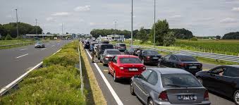 A siófoki hivatásos tűzoltók egy embert kiemeltek az egyik autóból, majd átadták őt a mentőknek. Auto Baleset Tortent Az M7 Esen Torlodik A Forgalom A Balaton Fele Hvg Hu