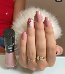 Las uñas esculpidas son todo un mundo en sí mismas y te sorprenderías con todo lo que puedes descubrir, existen diferentes tipos de uñas. Pin De Robert En Roses Unas Sencillas Unas Acrilicas Sencillas Manicura De Unas