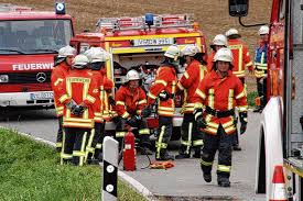 Epfenhofen liegt in der region schwäbische alb. Einen Grossen Einsatz Hatten Die Feuerwehrkrafte Aus Futzen Epfenhofen Blumberg Und Achdorf Nach Einem Unfall Mit Einem Schwerverletzten Auf Der Strasse Von Epfenhofen Nach Futzen Schwarzwalder Bote