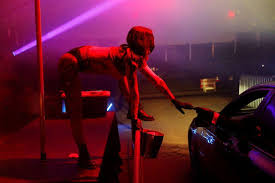 Перевод слова stripper, американское и британское произношение, транскрипция, словосочетания, однокоренные слова, примеры использования. Food 2 Go Go Oregon Strip Club Brings Burlesque To Coronavirus Carry Out Reuters