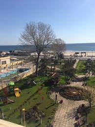 Hotelul tomis se afla chiar in centrul statiunii mamaia, la 100 m de plaja si 50 m de lacul mamaia. Hotel Tomis Mamaia Romania