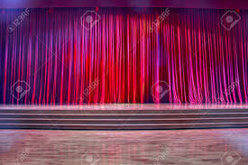 Das apollo theater stammt aus der großen zeit von londons kommerzieller bühnenkultur aus der vorvorigen jahrhundertwende. Rote Vorhange Und Die Buhne Parkett Mit Treppen Im Theater Mit Bunter Beleuchtung Lizenzfreie Fotos Bilder Und Stock Fotografie Image 82899845