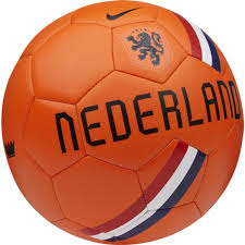 Acheter des maillots, accessoires, chaussures et vetements de football et de sport en toute sécurité sur la boutique en ligne. Ballon De Football Pays Bas Orange Collection 2018 Footkorner