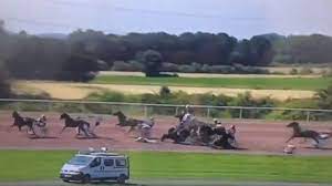 The accident happened on a service transporting passengers from the resort town of stresa up the nearby mottarone mountain in the region of piedmont. Impressionnant Accident Dans Un Hippodrome De L Aisne Un Driver Dans Un Etat Grave