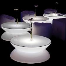 Le designer stefano giovannoni a imaginé des formes douces et courbes accueillantes. Table Basse Lumineuse Moree Lounge Outdoor Table Lumineux Exterieur