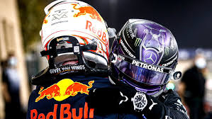 Max verstappen believes his driving style in his time in formula 1 does not differ much from that of lewis hamilton in his formative years on the grid, despite veiled criticism from the world champion. Verstappen Vs Hamilton Wer Gewinnt Wo Auto Motor Und Sport