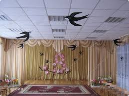 как оформить группу в детском саду к новому году Oformlenie Zala K 8 Marta S Izobrazheniyami Vystavki Dekoracii Doshkolnye Uchebnye Meropriyatiya