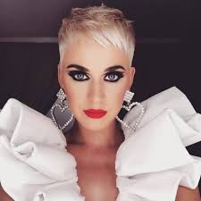 Mini šaty s volánkovým rukávem pro plnoštíhlé dámy. Nechte Se Inspirovat Ucesy Podle Katy Perry Fashionmagazin Cz