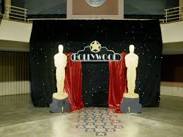 A hollywood themed table must look glam, and yes… over the top. Image Result For Hollywood Party Decorations Hollywood Theme Party Decorations Hollywood Party Decorations Oscars Theme Party