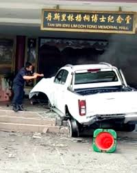 Goh tong'un ölümünden 10 yıl. Man Crashes Pick Up Truck Into Lim Goh Tong Memorial Hall In Alleged Suicide Attempt