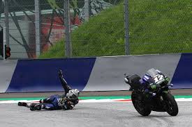 In 2015 he won the best rookie award in the motogp class. Motogp Maverick Vinales Springt Bei 220 Ab Bremse Explodiert