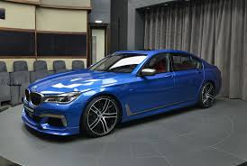 Günlük hayatta ulaşım ve yük taşıma gibi gereksinimlerin giderilmesinde önemli rol oynayan otomobillerin, temizlik ve bakımlarının ihmal. Foto Bmw M760li In Estoril Blau Metallic Im Show Room Von Bmw Abu Dhabi Motors Vergrossert