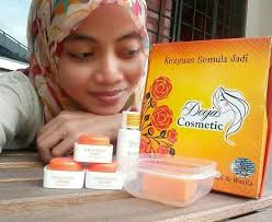 Kami telah melaporkan perkara ini kepada kementerian perdagangan dalam negeri, koperasi dan kepenggunaan dan kami harap tindakan tegas dapat diambil terhadap mereka yang melakukan. Kulit Jadi Lembut Dengan Deeja Cosmetic Ceritera Si Gadis Biru