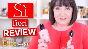 Per una donna che ama sedurre, essere dolce e delicata allo stesso tempo, ma anche indipendente e si dichiara artefice del proprio destino sì fiori è l'effluvio giusto. Giorgio Armani Si Fiori Fragrance Review Youtube