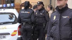 Según dice, la mujer fue quien provocó y quien le tiró del pelo, aunque en las. El Hijo De Roberto Larralde Recrimina A Su Madre Asesina Por Que Has Matado A Mi Padre Leonoticias