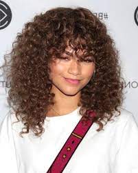 T Shirt In White With Pink And Yellow Print Worn By Zendaya Chocolate Browncurly Hair With B Curly Hair Styles Naturally Curly Hair Styles Curly Hair Photos