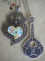 Francobolli, monete, banconote, cartoline o altri oggetti di collezionismo li trovi su delcampe! Portugal Antique Azulejo Tiles Replica Heart Of Minho By Atrio Com Imagens Bijuterias Acessorios Bling Bling