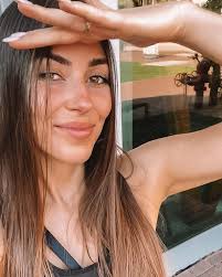 Un poquito de abril en fotos 🫶🏼 1. Yoga de fondo y el solecito de la  mañana 2. Diversión e inspiración de la mano @marko 3. Menú de citas  molonas 4. Sonríe, ¡