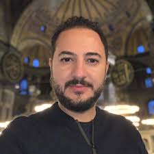 وكنت كوناً… فما من نجمةٍ سقطت/ إلا وفي جسدي من وقعها أثرُ!! —- عشقت،  فالتهبت شمسٌ بأوردتي/ وشيّب الحبّ رأسي، فاستوى القمرُ… —- وكلّما حزّ ضوءٌ  ليل أغنيتي/ دخلت من شقّ نفسي!