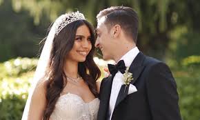 Er erklärt, warum er die fotos nicht bereut. Mesut Ozil Ties The Knot With Turkish President Erdogan As His Best Man