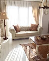 Özellikle yer döşemeleriniz ortama uyum sağlıyorsa, çok fazla halı kullanarak döşemeleri kapatmak yerine, küçük ebatta yapay post halıları kullanabilirsiniz. 100 Harika Salon Dekorasyonu Salon Takimlari Modeller Ve Fikirler Ev Gezmesi Oturma Odasi Takimlari Oturma Odasi Fikirleri Oturma Odasi Dekorasyonu