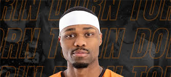 Dorn se vrací k Vajgaru. K tomu posila pod koš