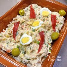 La ensaladilla rusa es uno de los platos más típicos de la gastronomía española, su preparación sencilla y sus ingredientes económicos hacen que este plato haya tenido una gran difusión entre nuestra geografía. Ensaladilla Rusa Trucos Y Consejos Receta De Divina Cocina