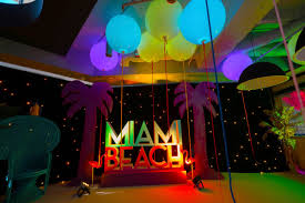 Bekijk meer ideeën over jaren 80 feestkleding, vrouwen smoking, mode shorts. Miami Beach Theme