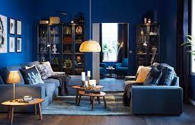 La déco de salon en gris et blanc est intemporelle et elle constitue une base qui permet de changer souvent en un salon aux murs anthracite avec un bois clair très présent sur la table basse. Decoration Du Salon Cet Hiver On Adopte Le Bleu Fonce Deco Idees