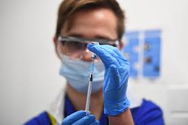 Σε απάντησή της, η pfizer σημείωσε ότι δεν έχουν ακόμη μελετηθεί εναλλακτικές δοσολογίες του εμβολίου της και η όποια απόφαση για τη χορήγηση μόνο της μίας δόσης επαφίεται στις υγειονομικές αρχές. Ti Periexei To Embolio Koronoioy Ths Pfizer